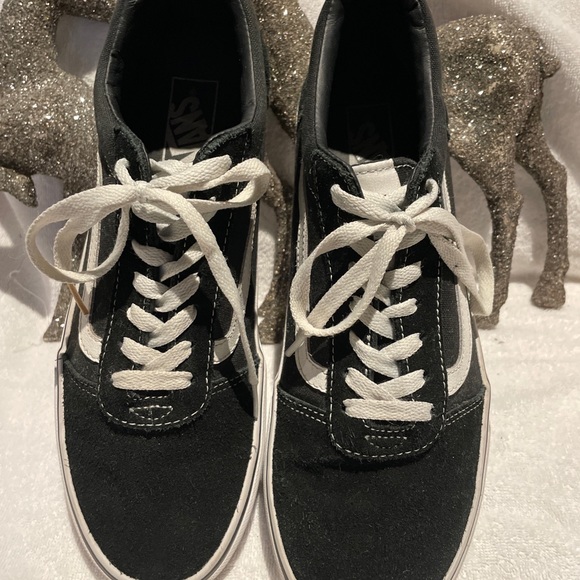 VANS OLD SCHOOL BLACK AND WHITE SIZE 10.5 - hardly used.. soles have no wear! - Picture 6 of 11